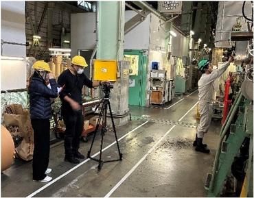 安全体感VR動画を制作している様子。カメラを操作し、撮影している写真