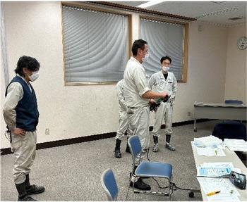 実作業を想定し、実際の工具を用いて、動作確認や議論を交わしている写真