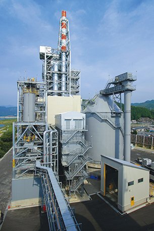Photo of the exterior of the woody biomass boiler facility at Hokuetsu Corporation's Kishu Mill.