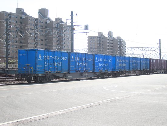 積極的に採用しているCO2排出量が小さい鉄道コンテナ。北越コーポレーションと書かれた青いコンテナの写真