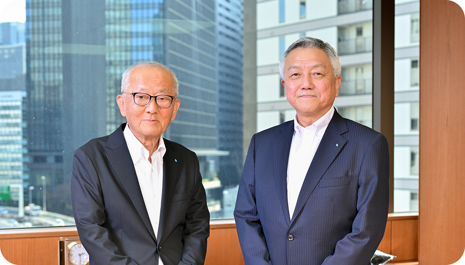 代表取締役会長 グループCEO 岸本 晢夫、代表取締役社長 COO 若本 茂の写真