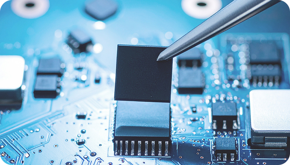 電子基板上のチップに貼り付けられた電磁波ノイズ抑制シートの使用イメージ