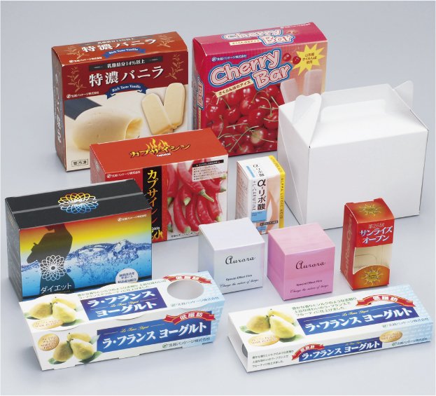 紙製パッケージ製品の例。化粧箱やティッシュ箱などの紙容器を並べた写真