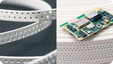 チップキャリアテープと用途例の基盤製品サンプルの写真