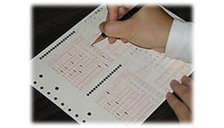 OCR用紙に鉛筆で書き込んでいる写真