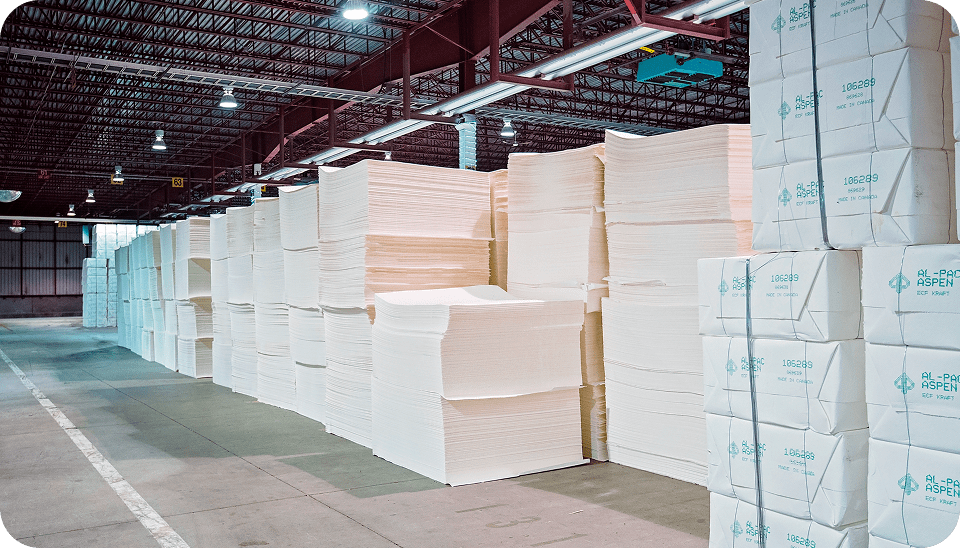 倉庫内に積み上げられた出荷前の高品質なパルプの束の写真