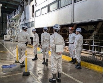 労使トップ安全巡視の様子。ヘルメットを被り、施設内を巡視している写真。
