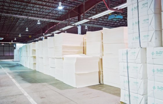 倉庫内に積み上げられた出荷前の高品質なパルプの束の写真