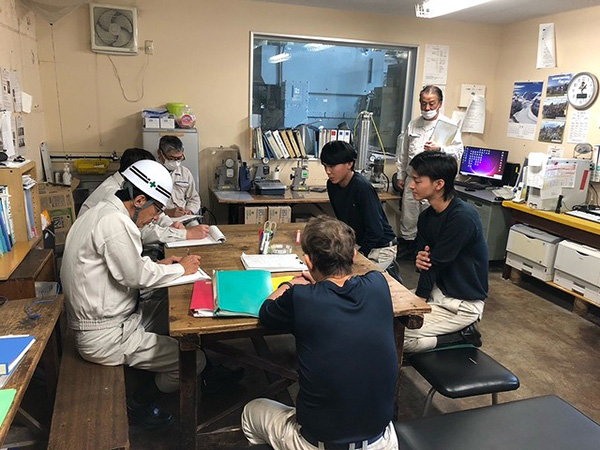 写真:労使トップ安全巡視の様子