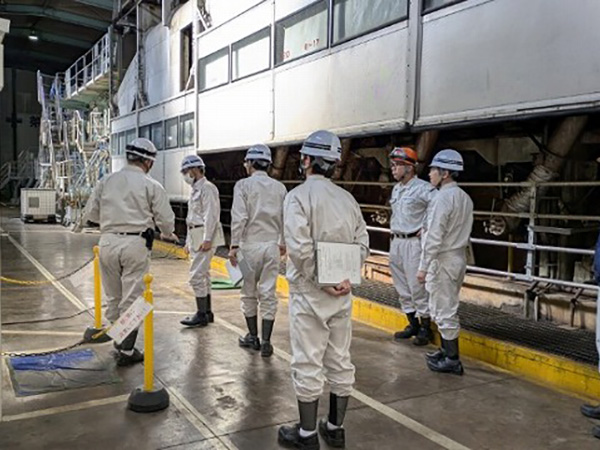 写真:労使トップ安全巡視の様子