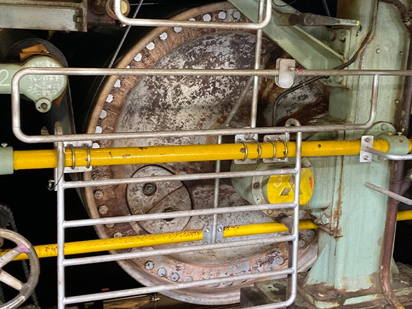 写真:回転体接近作業への取り組み(回転体への安全策設置)