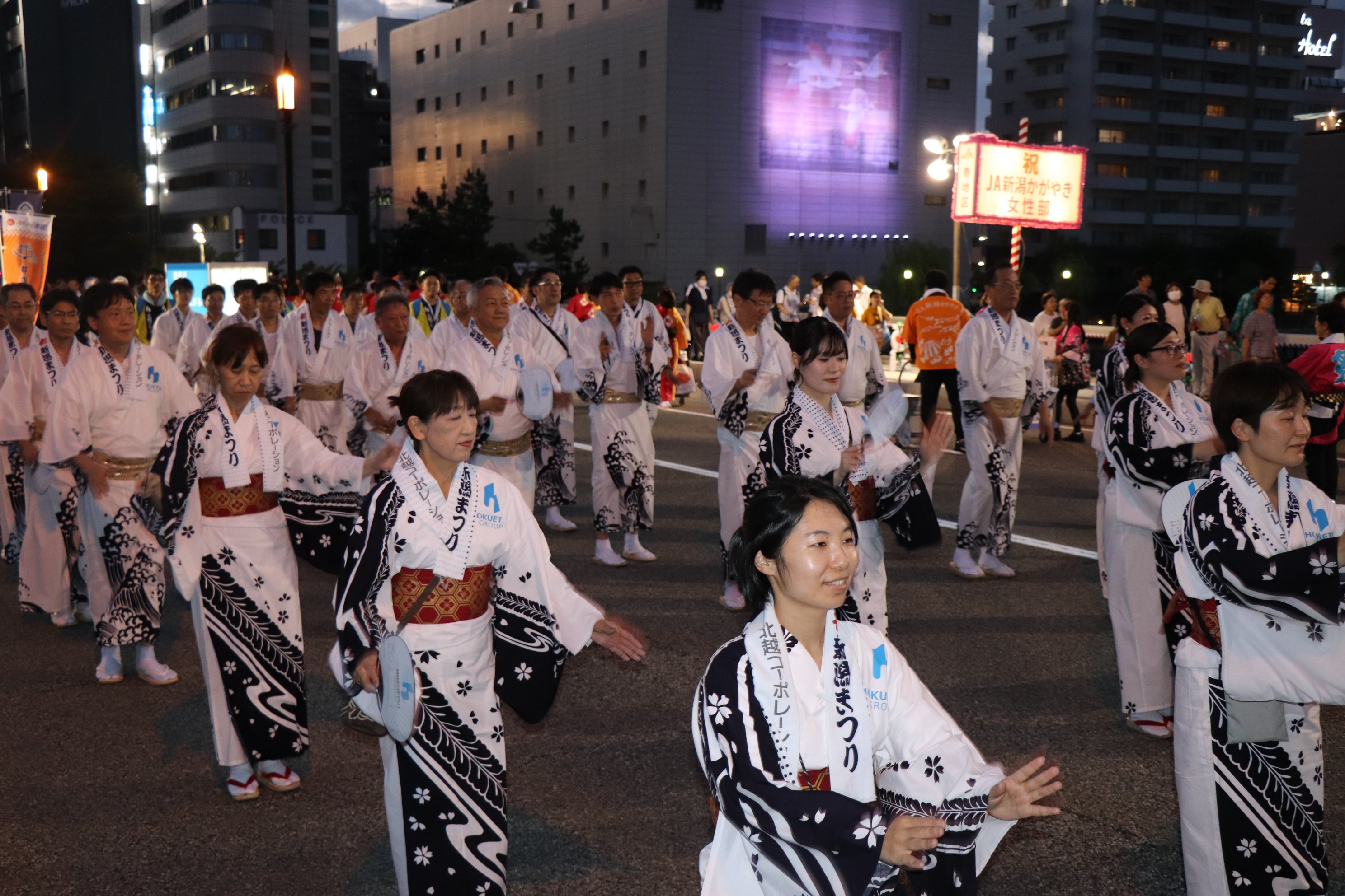 浴衣姿で新潟まつり民謡流しへ参加している社員の写真